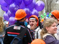 Перед выступлением прохода колонн один товарищ пытается разбудить друга со словами: "Проснись, май наступил, а ты все спишь!"