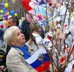 Женщина очарованная большим белым воздушным букетом