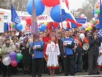 Председатель профкома МУЗ "Городская клиническая больница №5"  Девяткин Е.В (с флагом профсоюза) и профактив