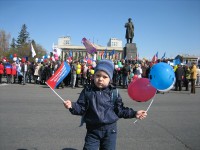 Молодой участник Первомайской демонстрации. "Я учусь защищать свои права!"