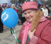 Пенсионерка, пришедшая на Первомай