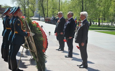 Профсоюзные лидеры возложили цветы к могиле Неизвестного солдата