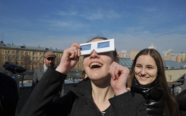 Москвичи бросились смотреть на солнечное затмение