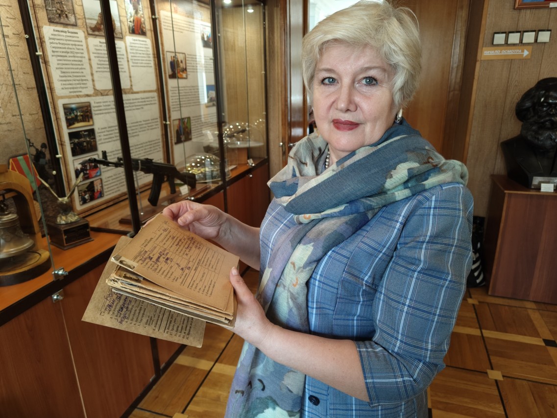 Профактивисты Запада Москвы передали в музей ФНПР исторические документы