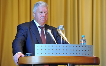 Кулаком по круглому столу
