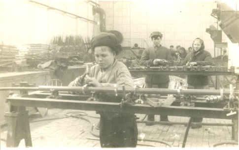 За станком Миша Бритов, с фото 1945