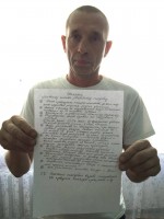 На фото - участник голодовки Сергей Кузьменко демонстрирует памятку
