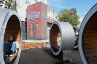Настроение к оптимистическим размышлениям начинается еще перед порогом Центра