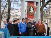 На импровизированной  трибуне в кузове грузовика