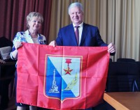 Елена Калуженко лидер Севастопольского городского совета  профсоюза  вручает Михаилу Шмакову флаг города Севастополя