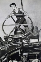 "Комсомолец за штурвалом бумагоделательной машины" фото Аркадий Шайхет 1929 г