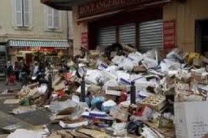 В Афинах демобилизуют мусорщиков