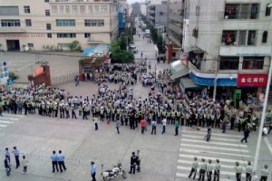 Китайские рабочие перекрыли трассу