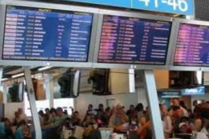 Техперсонал улегся на взлетно-посадочную полосу