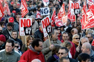 Испанцы протестуют против социальной политики, проводимой правительством страны