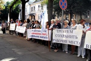 Псковские радиоэлектронщики вышли на пикет в защиту своего предприятия