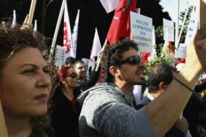 Госслужащие Кипра бастуют против мер жесткой экономии и заморозки зарплат
