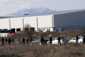 Уволенный грек ранил владельца фабрики и взял заложников