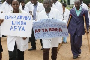 В Кении тысячи медиков уволены за забастовку