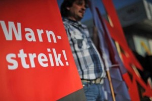 Работники германского госсектора празднуют победу