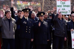 Выставляемые на улицу жители московского общежития оккупировали районную управу