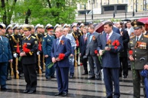 Профсоюзы возложили цветы к Вечному огню