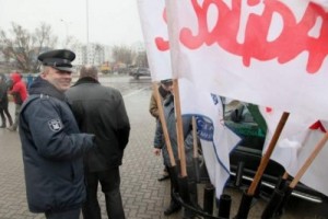 Польские таможенники проводят итальянскую забастовку