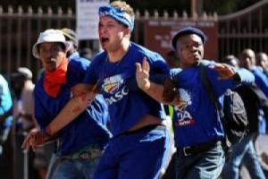 Южноафриканские профактивисты забросали оппозиционеров камнями