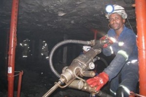 Золотодобывающая компания уволила 1000 работников за забастовку