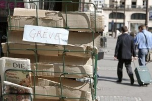 Французские газеты не вышли в печать из-за забастовки типографий