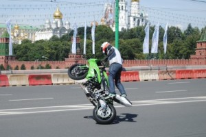 У стен Кремля проходит грандиозное гоночное шоу