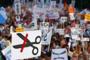 Массовый протест в Испании прошел под траурными флагами