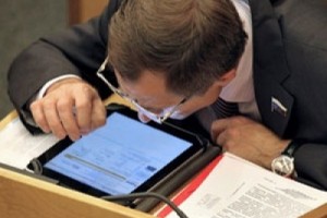 Чиновники смогут работать до 70 лет