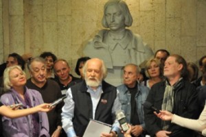 Сотрудники театра им. Гоголя требуют, чтобы им дали работать