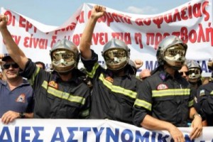 В Греции новый сбора урожая сокращений и всенародных протестов