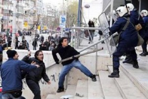 Полиция разгоняет греческих демонстрантов слезоточивым газом