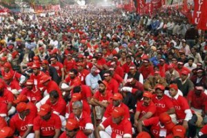 Сотни тысяч индусов вышли на демонстрации из-за подорожания продовольствия