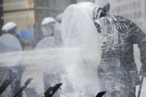 Фермеры выплеснули свое молочное недовольство на Европарламент (ФОТО)