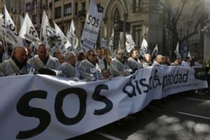 Испанцы с ограниченными возможностями требуют оставить их пособия в покое