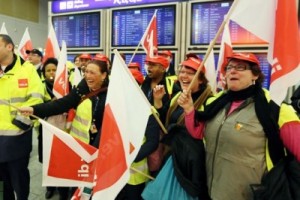 Забастовка в аэропортах и снегопад нарушили воздушное сообщение в Германии