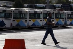 Греческие власти угрожают бастующим транспортникам