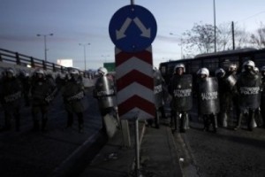 Греческих забастовщиков попытались взять штурмом