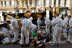 Во Франции назревает мусорный кризис: противники пенсионной реформы блокируют доступ к центру по переработке мусора