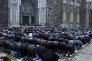 Власти Туниса запретили коллективные молитвы на улицах городов; забастовки в стране не запрещены