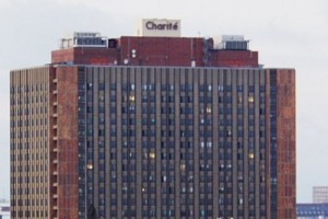 Забастовал персонал берлинской клиники, где рожала "радистка Кэт"