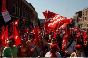 Недовольные экономикой Берлускони итальянцы вышли на улицы страны