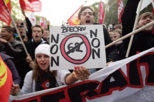 Во Франции протестующие против пенсионной реформы перекрыли дороги к аэропортам