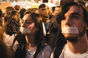 Испанцы заклеили себе рты