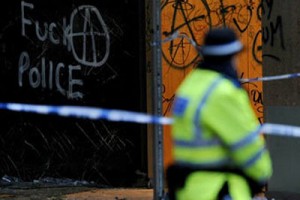 В результате вчерашних беспорядков в Лондоне пострадало 14 человек и штаб-квартира консервативной партии