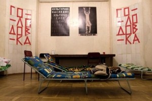 Работники драмтеатра начали бессрочную голодовку